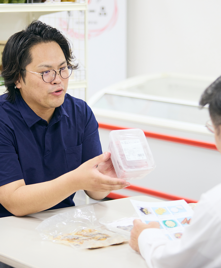 お客様に商品を提案している社員の様子